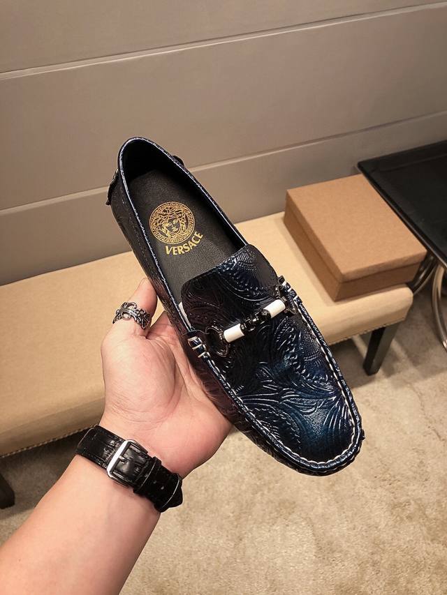 Versace 范思哲 官方旗舰店正品，米兰男时装周走秀款，鞋面进口牛皮，超软质感，吸汗透气 ，鞋身马头像高级规则代表高级工艺标志，低调大方，上脚效果超赞，夜店